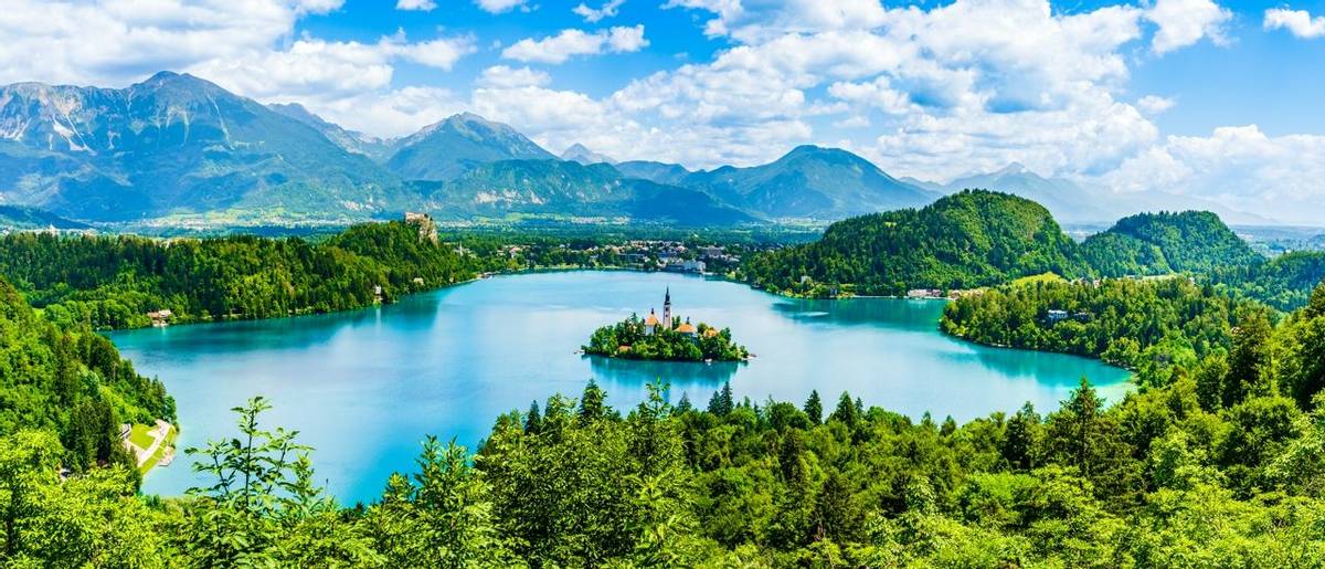 Bled, Slovenia: Beautiful iconic landscape of Lake Bled and the church island in the middle with the castle in the backgroun…