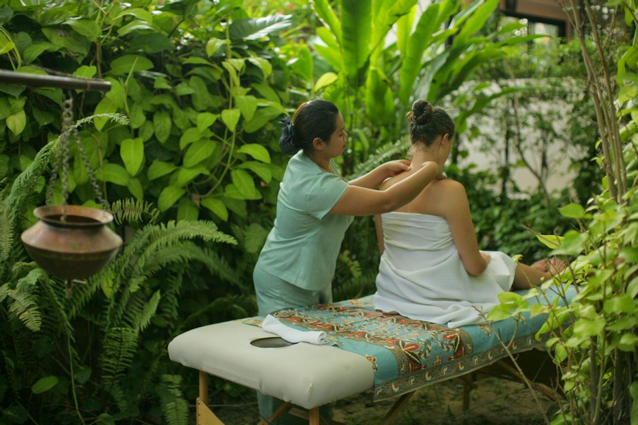 Guest receiving a massage at Samahita Retreat