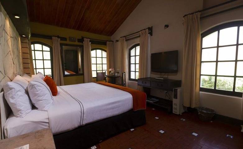 sonesta-posadas-del-inca--valle-sagrado-yucay-habitacion-luz-natural.jpg
