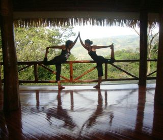 amatierra-yoga-wellness-retreat-costa-rica-yoga-dual.jpg