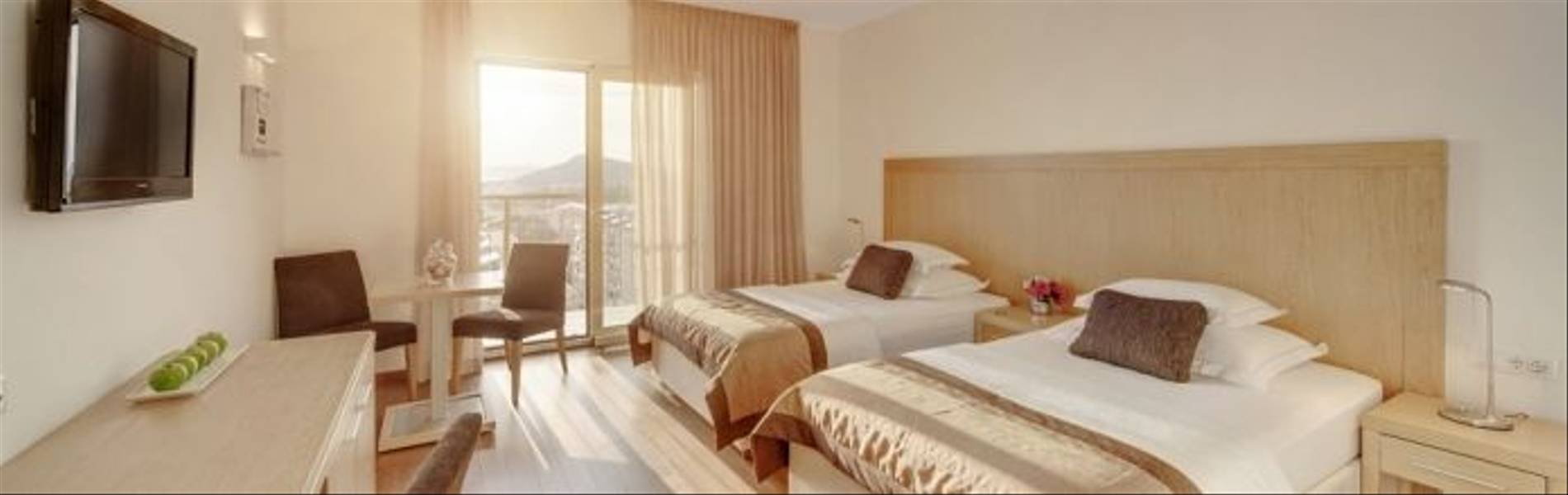 HotelResidence_DIOKLECIJAN_room-bedRoom-interier-panorama_2048px_5D3A2462-695x409.jpg