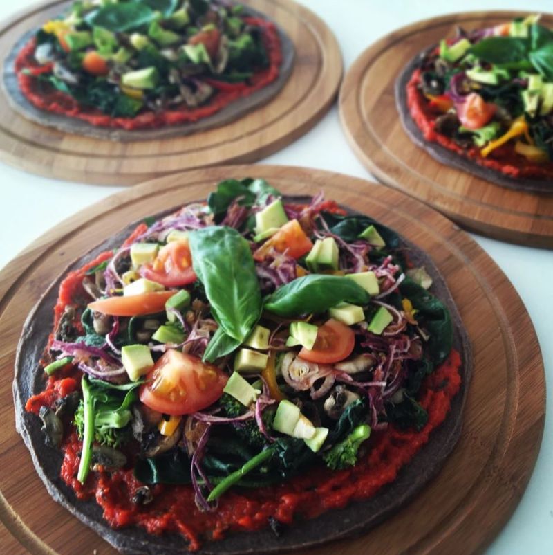 Raw vegan pizza at Sianji