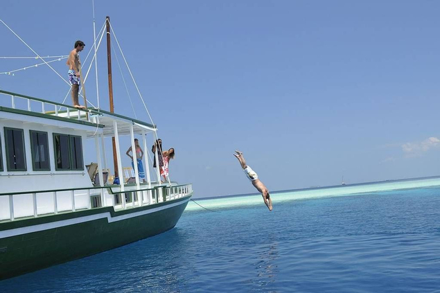 sailing boat diving in the Maldives 