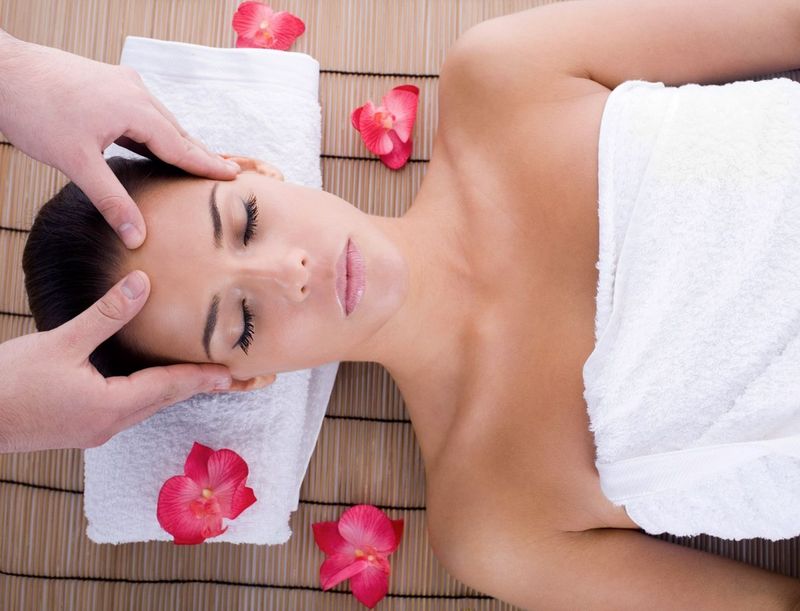 Woman receiving a detoxifying massage at Shanti Som